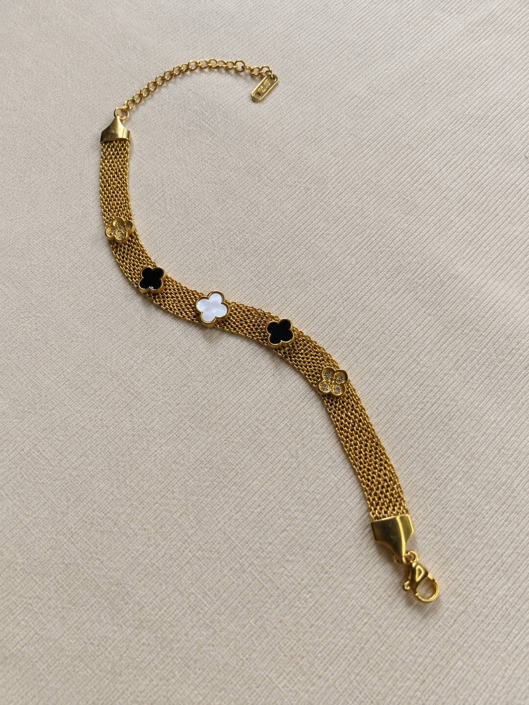 Four-Leaf Clover Mesh Bracelet - Image 2