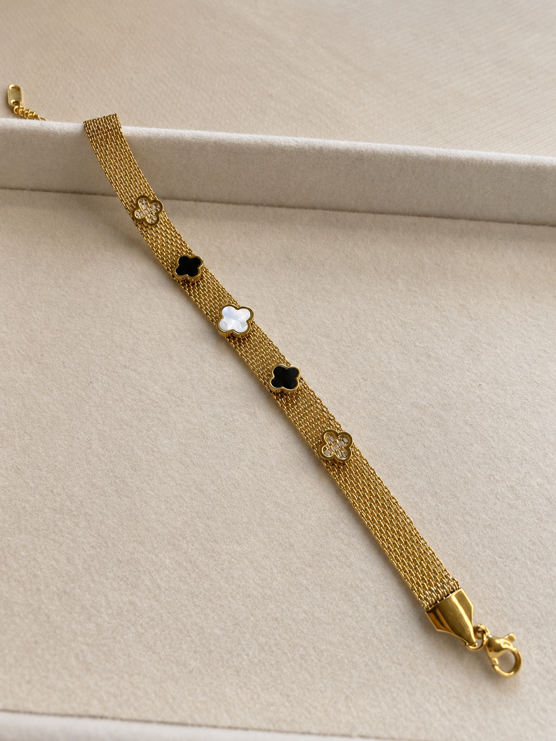 Four-Leaf Clover Mesh Bracelet - Image 1